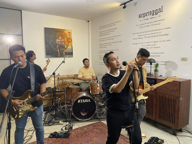 Band HOPE! tampil di Kongsi Panggung Vol. 2 yang berlangsung di Kardja Kopi, Pontianak pada Kamis malam, 8 Mei 2025. Foto: Alycia Tracy Nabila/Hi!Pontianak