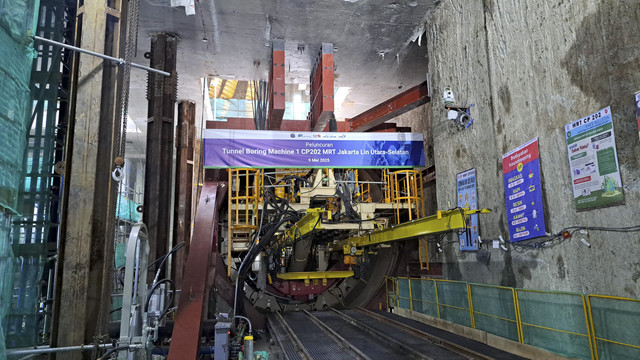 Suasana proyek pembangunan terowongan MRT Jakarta Fase IIA di Stasiun MRT Harmoni, Jakarta, Jumat (9/5/2025). Foto: Rachmadi Rasyad/kumparan