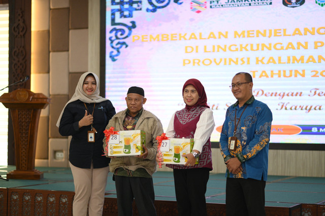 ASN Kalbar yang akan memasuki masa purna tugas saat menerima cinderamata dari Bank Kalbar. Foto: Dok. Bank Kalbar
