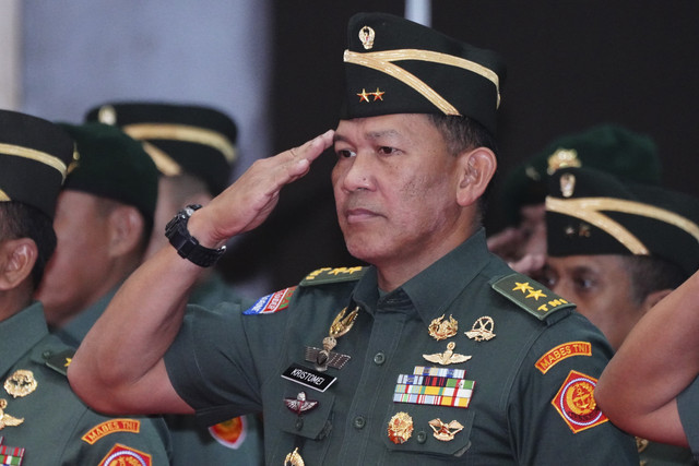 Kapuspen TNI Mayjen Kristomei saat menerima Laporan Korps Kenaikan Pangkat (Kenkat) 32 Perwira Tinggi (Pati) di Aula Gatot Subroto, Mabes TNI, Cilangkap, Jakarta Timur, Kamis (8/5/2025). Foto: Dok. Puspen TNI