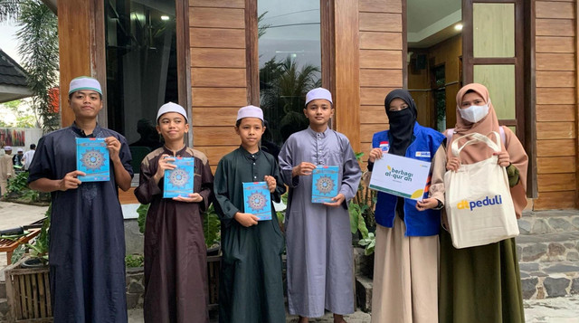 Kebahagiaan Santri Rumah Qur'an Anak Sholeh dapatkan Mushaf Al-Qur'an Baru dari DT Peduli Sumatera Barat (Sumber : DT Peduli)