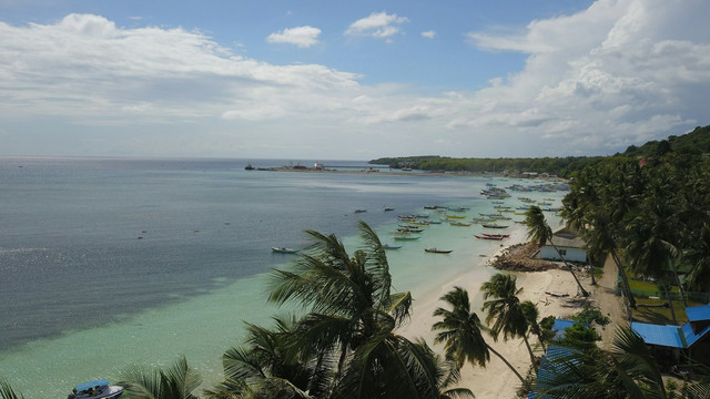 Pantai di Bulukumba, foto hanya ilustrasi, bukan tempat sebenarnya: Unsplash/Andi Hasbi Jaya