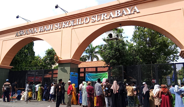 Rombongan pengantar jemaah haji dari Madura, yang memadati pintu gerbang Asrama Haji Sukolilo Surabaya, Jumat (9/5). Foto: Masruroh/Basra