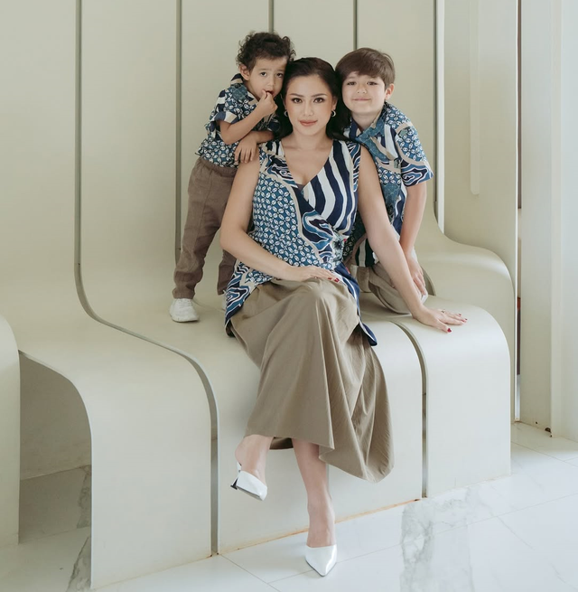 Jessica Iskandar dan kedua anaknya. Foto: Instgram/inijedar