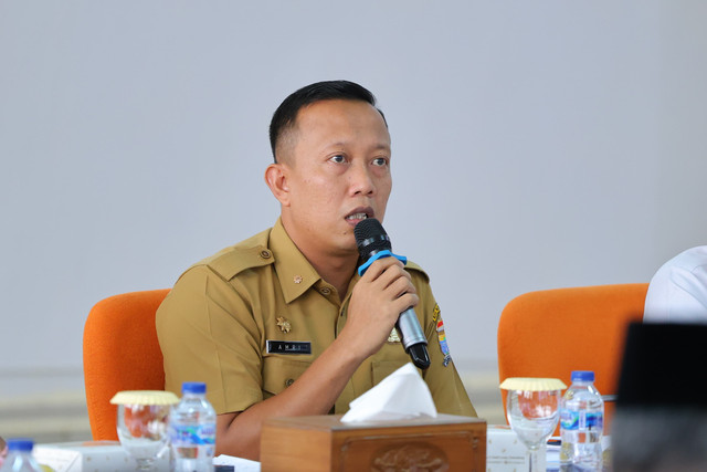 Kepala Dinas Pendidikan Kota Palembang, Adrianus Amri, saat mengimbau untuk SD-SMP tidak menjual seragam dan perlengkapan sekolah/ist.