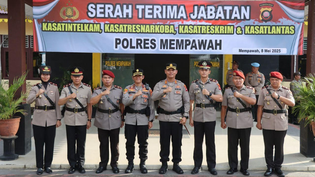 Foto bersama usai serah terima jabatan Kasat di Polres Mempawah. Foto: M. Zain/Hi!Pontianak