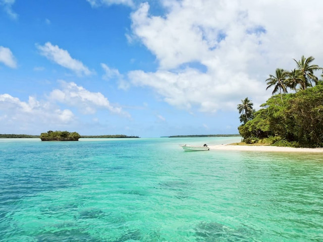 4 pantai di Kalimantan Timur. Foto hanyalah ilustrasi bukan tempat sebenarnya. Sumber: Unsplash/Sébastien Jermer