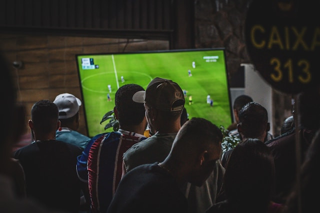 Ilustrasi jadwal live streaming sepak bola 9-10 Mei 2025. Foto: Unsplash/Luciano Oliveira