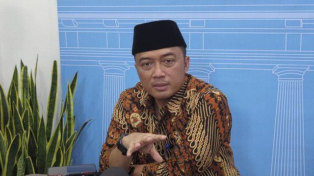 Menteri Sekretaris Negara Prasetyo Hadi menjawab pertanyaan wartawan di Kompleks Istana Kepresidenan, Jakarta Pusat, Jumat (9/5/2025). Foto: Zamachsyari/kumparan