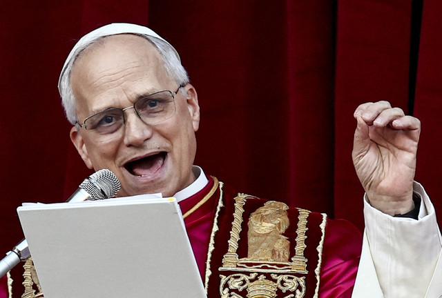Paus Leo XIV yang baru terpilih, Kardinal Robert Prevost melambaikan tangan ke warga di balkon Basilika Santo Petrus, Vatikan, Kamis (8/5/2025). Foto: Yara Nardi/Reuters