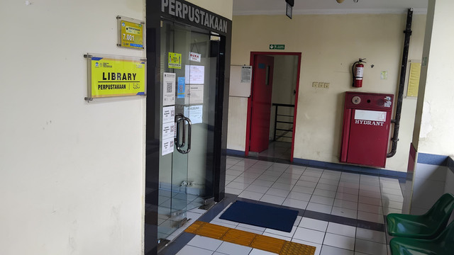 foto hasil kamera pribadi. Perpustakaan Fakultas Sains dan Teknologi UIN Syarif Hidayatullah Jakarta.