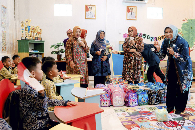 Ketum Tim Pembina Posyandu Tri Tito Karnavian didampingi Fatma Saifullah Yusuf menghadiri peringatan Hari Posyandu Nasional 2025 di Kantor Kepala Desa Cibukamanah, Kecamatan Cibatu, Kabupaten Purwakarta, Jawa Barat, Kamis (8/5/2025). Foto: Dok. Kemensos