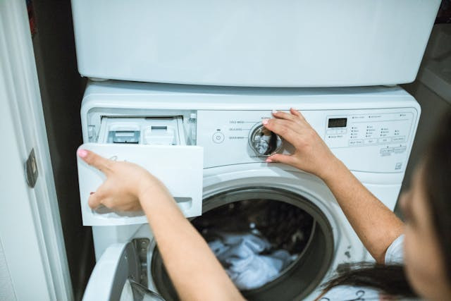 Ilustrasi contoh produk detergen bubuk yang lembut di tangan. Sumber: Pexels/RDNE Stock project