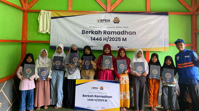 Distribusi Paket Al-Quran BPKH oleh DT Peduli kepada penerima manfaat di pelosok Kab. Bandung (Sumber : DT Peduli)
