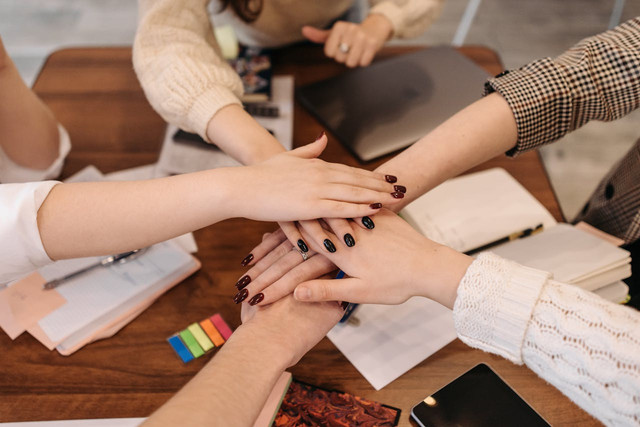 Ilustrasi kata-kata semangat berjuang bersama. Foto: Pexels.com