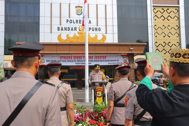 Upacara serah terima jabatan 2 kasat dan 4 Kapolsek. | Foto: Dok Humas Polresta Bandar Lampung