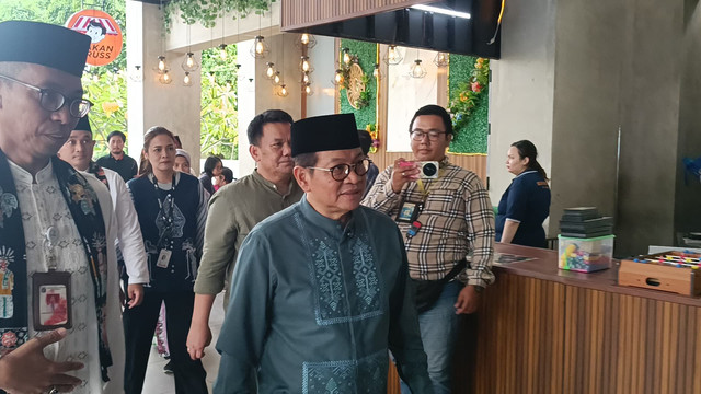 Gubernur Jakarta Pramono Anung meninjau langsung Perpustakaan TIM usai menerapkan kebijakan buka hingga jam 10 malam, Jakpus, Jumat (9/5). Foto: Thomas Bosco/kumparan