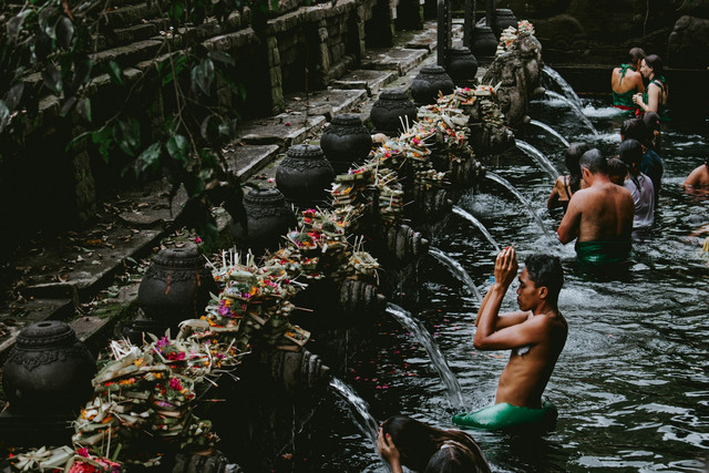 Ilustrasi Kalender Bali Bulan Mei 2025. Sumber: Unsplash/Florian GIORGIO