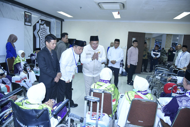 Wakil Ketua DPR RI Bidang Koordinator Kesejahteraan Rakyat (Korkesra) Cucun Ahmad Syamsurijal saat pelepasan jemaah calon haji di Asrama Haji Embarkasi Banjarmasin, Kalimantan Selatan, Jumat, (9/5/2025). Foto: Chasbi/vel/DPR