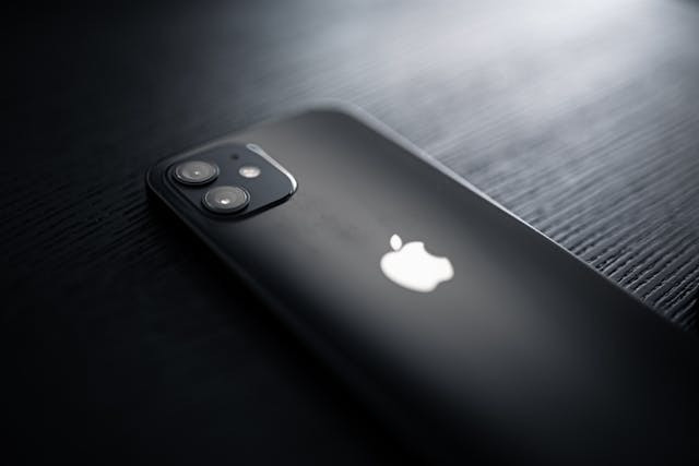 Ilustrasi apakah iphone 11 masih worth it di 2025. Sumber: pexels.com