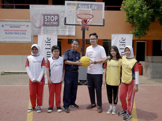 Caption: Penyerahan donasi peralatan olahraga basket kepada 30 sekolah di sejumlah wilayah, menjadi awaldari perayaan ulang tahun ke 30 Sun Life di Indonesia. dok: Sun Life