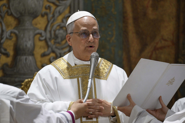 Paus Leo XIV memimpin jalannya Misa di Kapel Sistina, Vatikan, Jumat (9/5/2025). Foto: Vatican Media/Handout via REUTERS