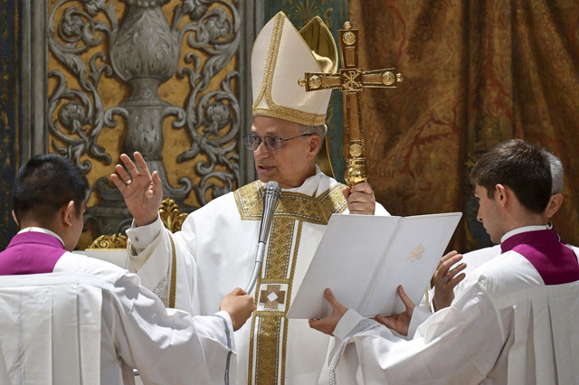 Paus Leo XIV memimpin jalannya Misa di Kapel Sistina, Vatikan, Jumat (9/5/2025). Foto: Vatican Media/Handout via REUTERS