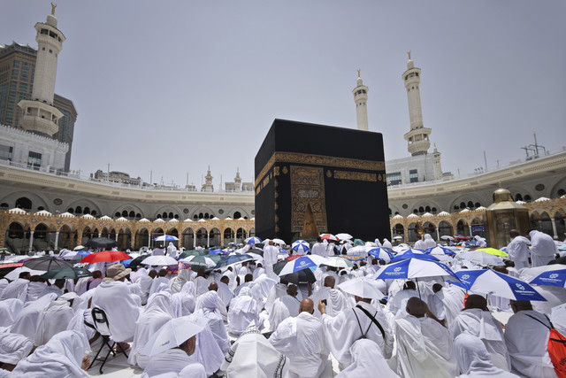 Jamaah calon haji bersiap melaksanakan Shalat Jumat di Masjidil Haram, Makkah, Arab Saudi, Jumat (9/5/2025). Foto: Andika Wahyu/ANTARA FOTO