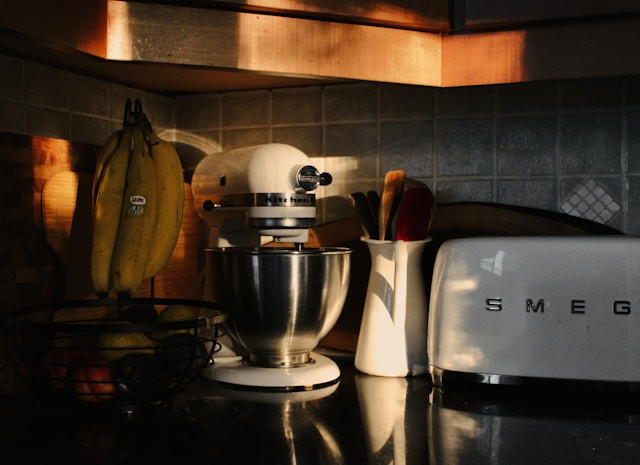 Ilustrasi stand mixer terbaik. Sumber: unsplash.com/Linus Belanger