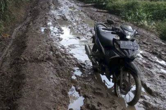 Kondisi jalan berlumpur di jalan penghubung antara Desa Neglasari dengan Desa Mulyasari, Kecamatan Agrabinta, Kabupaten Cianjur, Jawa Barat. Foto: Dok. kumparan