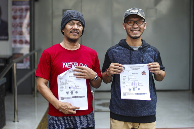 Dua narapidana kasus terorisme (napiter) Ariadi (baju merah), Sahrul (baju hitam) dinyatakan bebas di Lapas Kelas IIA Karawang, Jawa Barat, Jumat (9/5/2025). Foto: Dok. kumparan