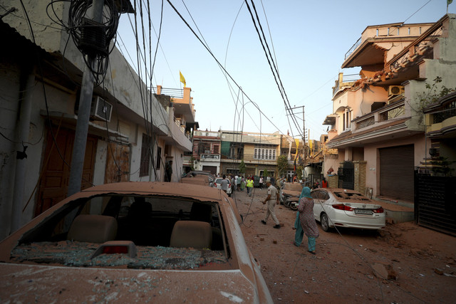 Suasana usai serangan militer Pakistan terhadap India di Jammu, India, Sabtu (10/5/2025). Foto: Stringer/Reuters