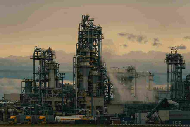 Ilustrasi Industri Petrokimia di Belanda. (Foto oleh Michael Pointner dari Pexels: https://www.pexels.com/id-id/foto/awan-mega-mendung-industri-15893881/)