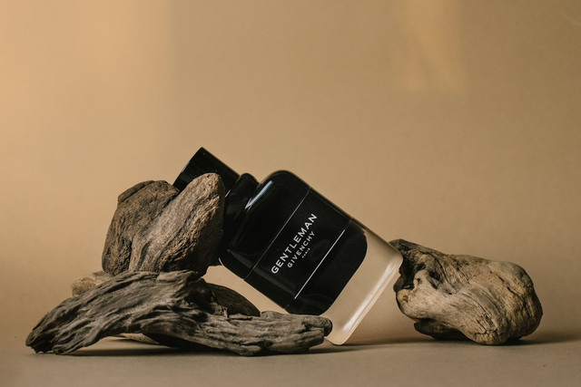 Ilustrasi Parfum Viral di TikTok. Unsplash.com/Alina Rubo