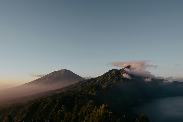 Gunung Agung berapa mdpl, foto: Gunung Agung, Unsplash/Maksym Ivashchenko