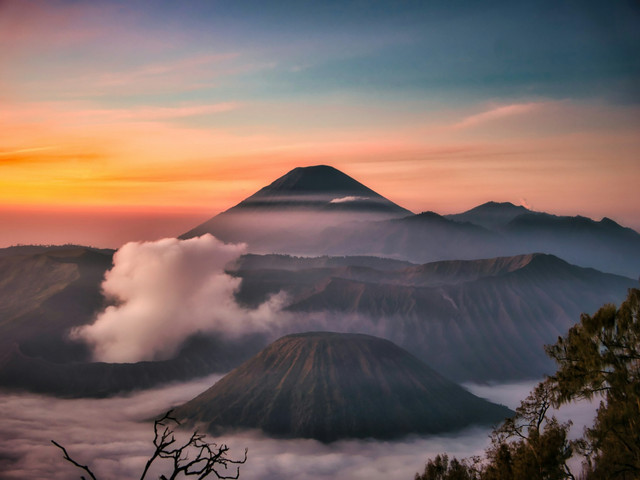 Gunung dengan jalur pendakian terpanjang di Indonesia, foto: Bromo-Semeru, Unsplash/Fajruddin Mudzakkir