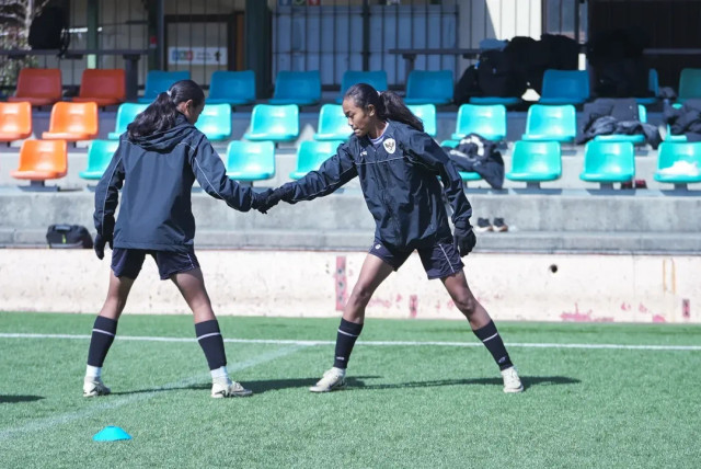 Jazlyn dan Jezlyn, si kembar di Timnas Wanita Indonesia. Foto: Instagram/@jazlynnnnn_5