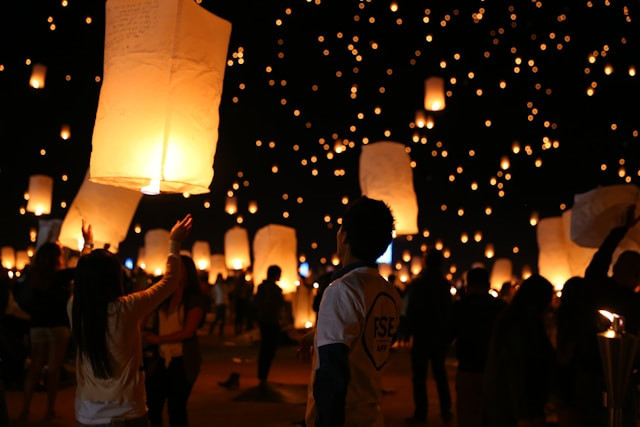 Ketentuan ikut Festival Lampion Borobudur 2025. Foto hanya ilustrasi, bukan festival yang sebenarnya. Sumber: Unsplash/Jenny Le