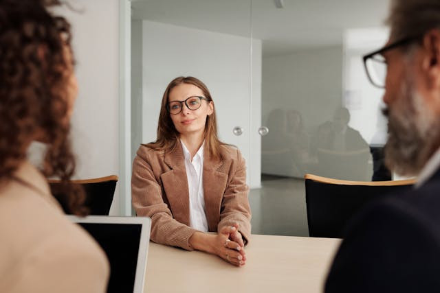 Tips Interview untuk Ibu Rumah Tangga. Foto hanya ilustrasi, bukan tempat sebenarnya. Sumber: Pexels/Edmond Dantes