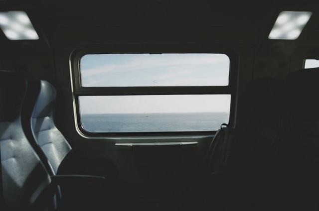 Apakah Jendela Kereta Bisa Dibuka. Foto hanyalah ilustrasi bukan tempat sebenarnya. Sumber: Unsplash/Aliaksei Lepik