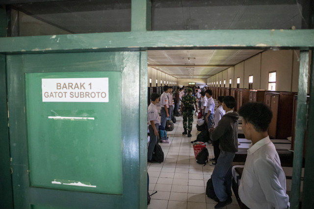 Siswa berada di barak militer saat program pendidikan karakter dan kedisiplinan di Dodik Bela Negara Rindam III Siliwangi, Lembang, Kabupaten Bandung Barat, Jawa Barat, Senin (5/5/2025). Foto: Abdan Syakura/ANTARA FOTO