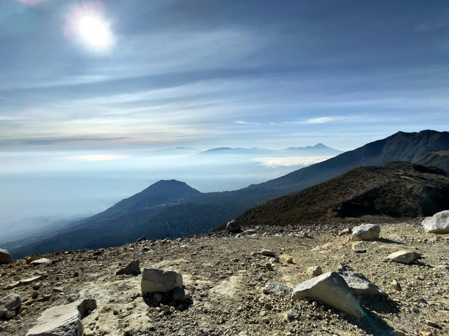 Summit Attack adalah. Foto Hanya Ilustrasi, Bukan Sebenarnya. Sumber Unsplash Mochamad Wiby Erton Firmanda