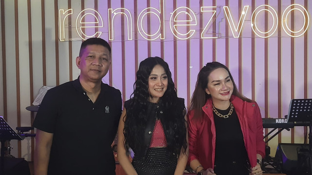 Rowman Ungu produseri single Kapan Kawin dari Duo Molek. Foto: Istimewa