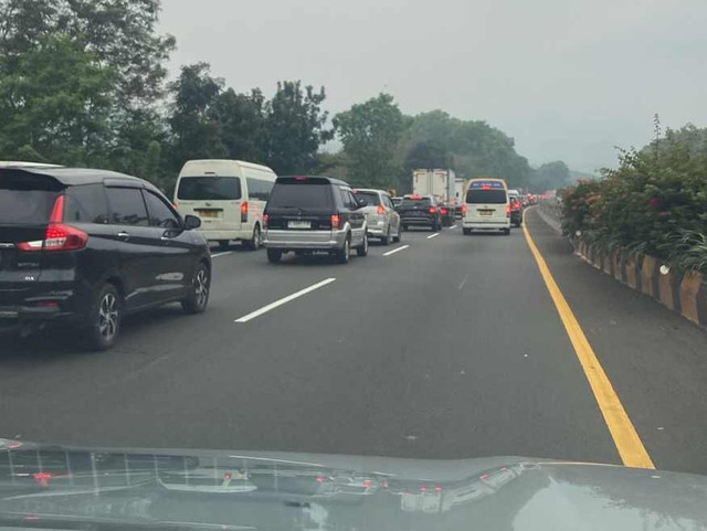 Kondisi Tol Cipularang arah Bandung pada Sabtu siang (10/5/2025). Dok: Gesit/kumparan