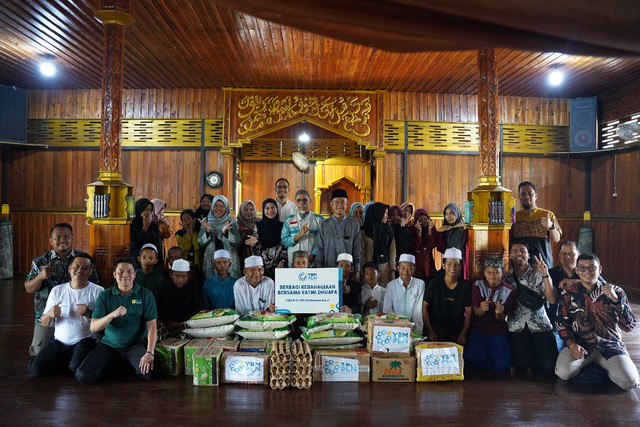 Momen kebersamaan antara para santri Pondok Pesantren Baitul Hikmah, Tim YBM, dan Pegawai PLN UID Kalbar. Foto: Dok. PLN Kalbar