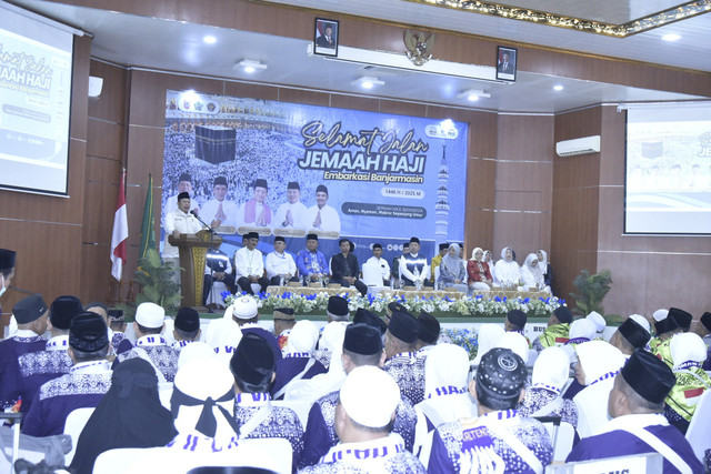 Wakil Ketua DPR RI Bidang Koordinator Kesejahteraan Rakyat (Korkesra) Cucun Ahmad Syamsurijal, saat pelepasan jemaah Calon Haji (Calhaj) di Asrama Haji Embarkasi Banjarmasin, Kalimantan Selatan, Jumat, (9/5/2025). Foto: Dok. DPR RI