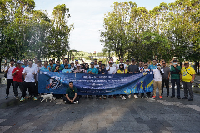 Pegawai PLN UID Kalbar, UP3 Pontianak, UP2D Kalbar, UP2K Kapuas Raya dan Pegawai PLN Pusat berfoto bersama sebelum memulai kegiatan. Foto: Dok. PLN Kalbar