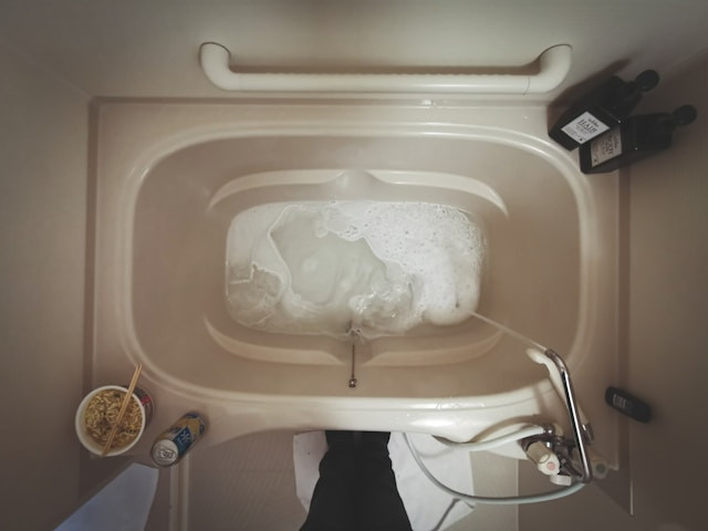 ilustrasi cara menambal bak mandi plastik yang bocor. sumber: unsplash/senad palic
