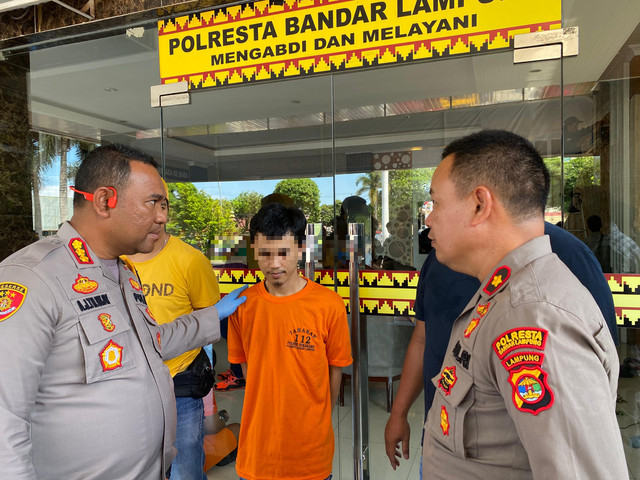 Tersangka pencurian yang berhasil diamankan. | Foto: Sinta Yuliana/Lampung Geh