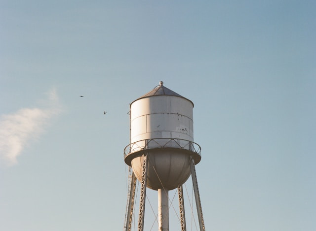 ilustrasi cara menambal toren bocor. sumber: unsplash/scott gundersen
